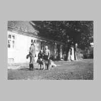 022-0141 Im Hof vor dem Wohnhaus der Familie Erzberger. Links im Bild Otto Erzberger..jpg